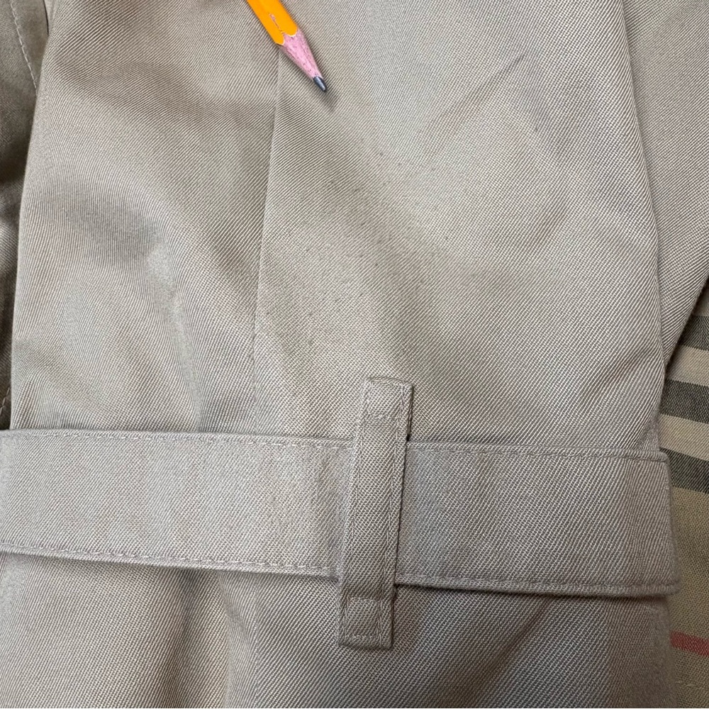 Burberry trench coat. - Picture 14 of 16
